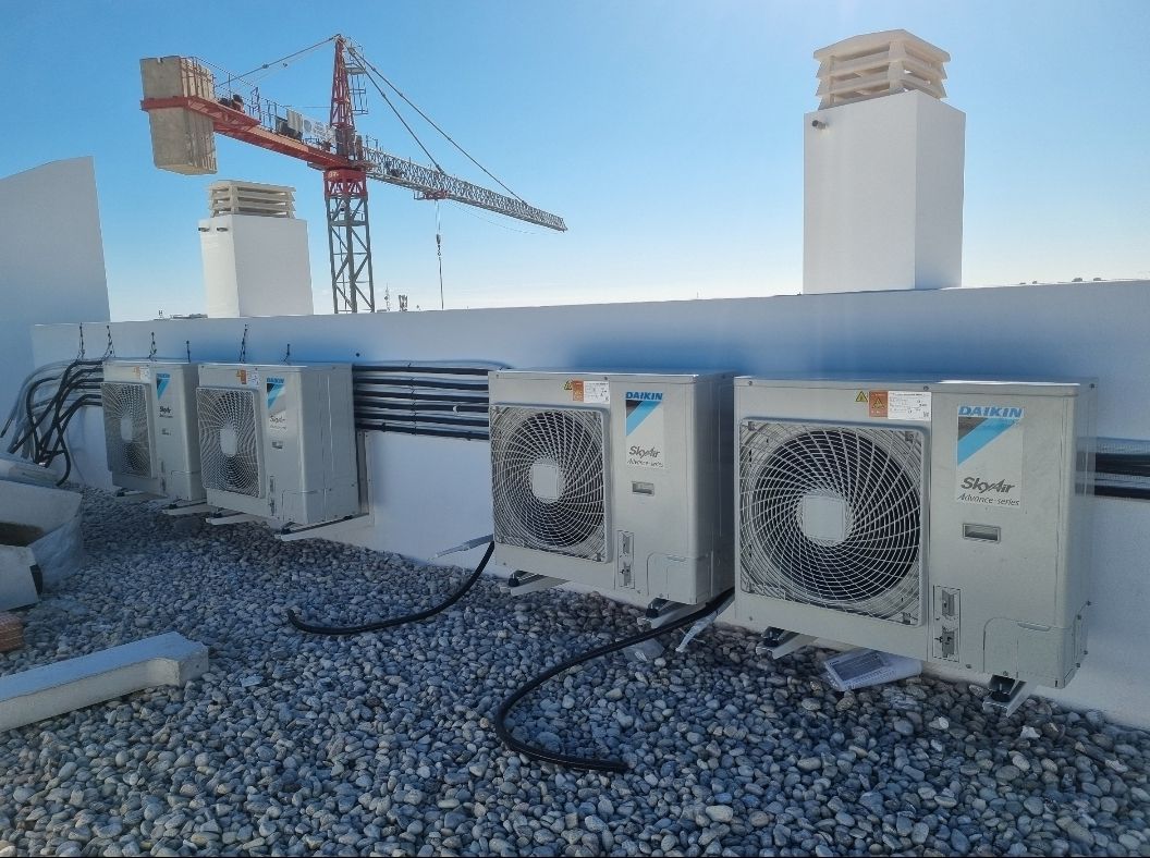 Varias unidades exteriores Daikin instaladas en azotea