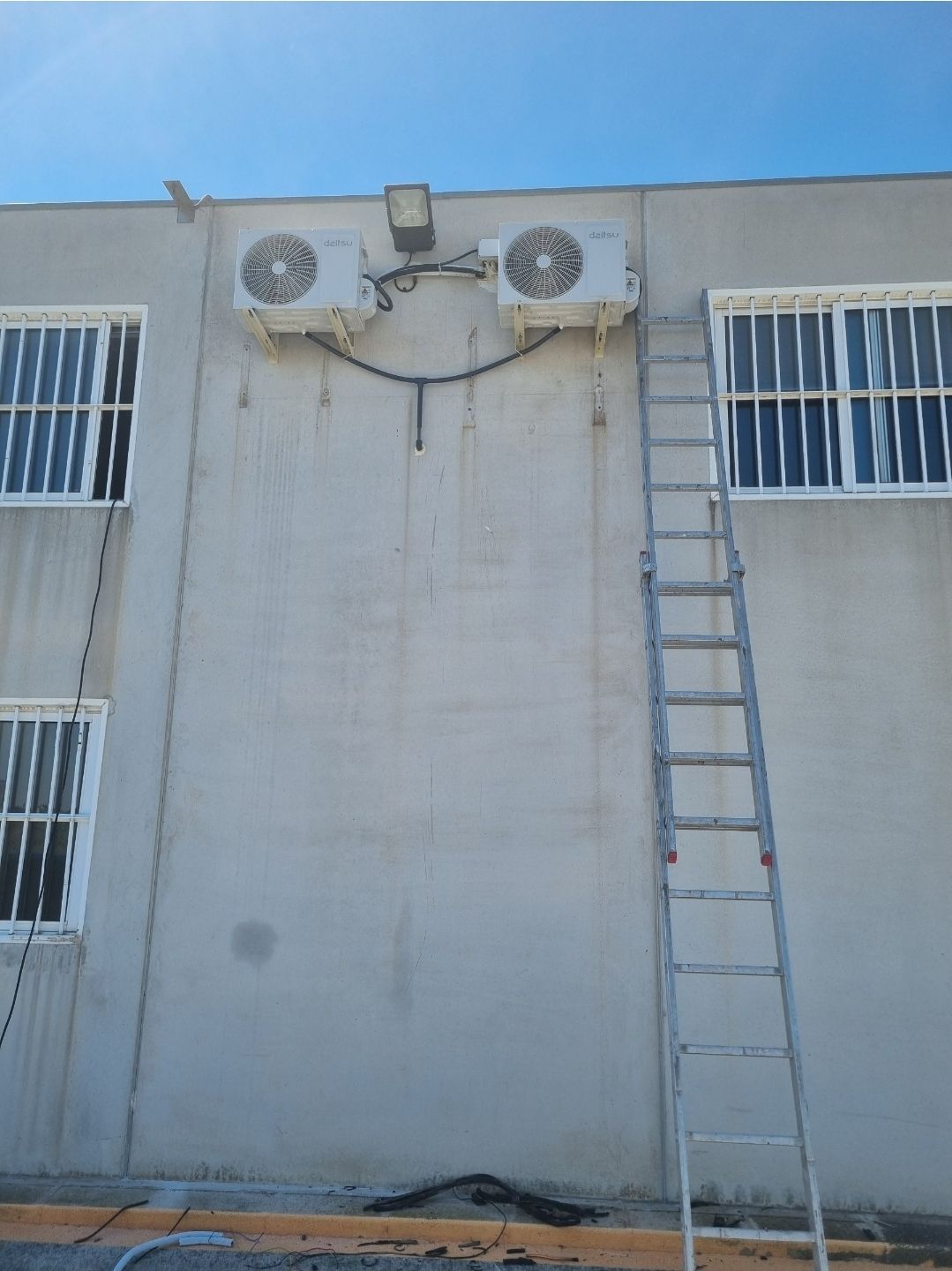 Instalación de unidades exteriores en fachada de edificio