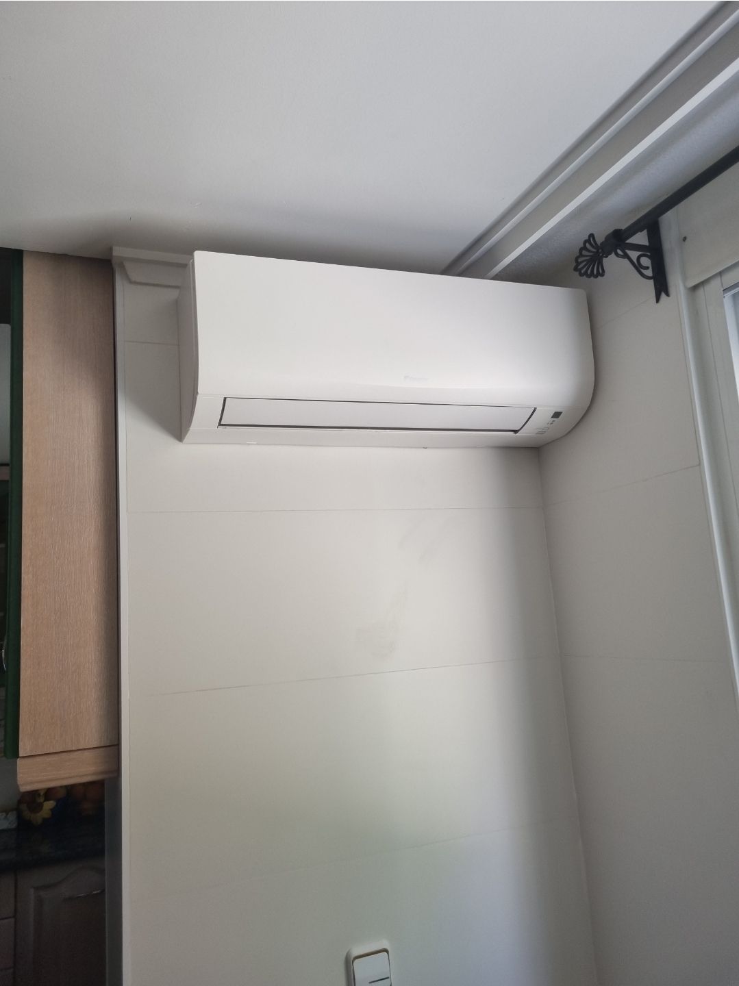 Unidad interior de aire acondicionado instalada en esquina