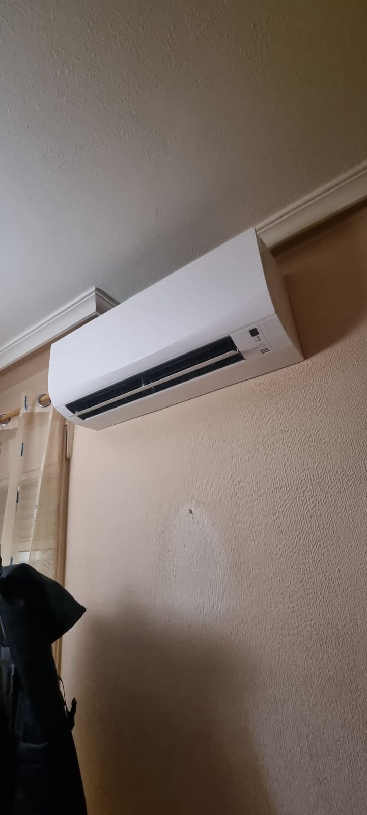 Instalación de split en salón de vivienda en Benejúzar