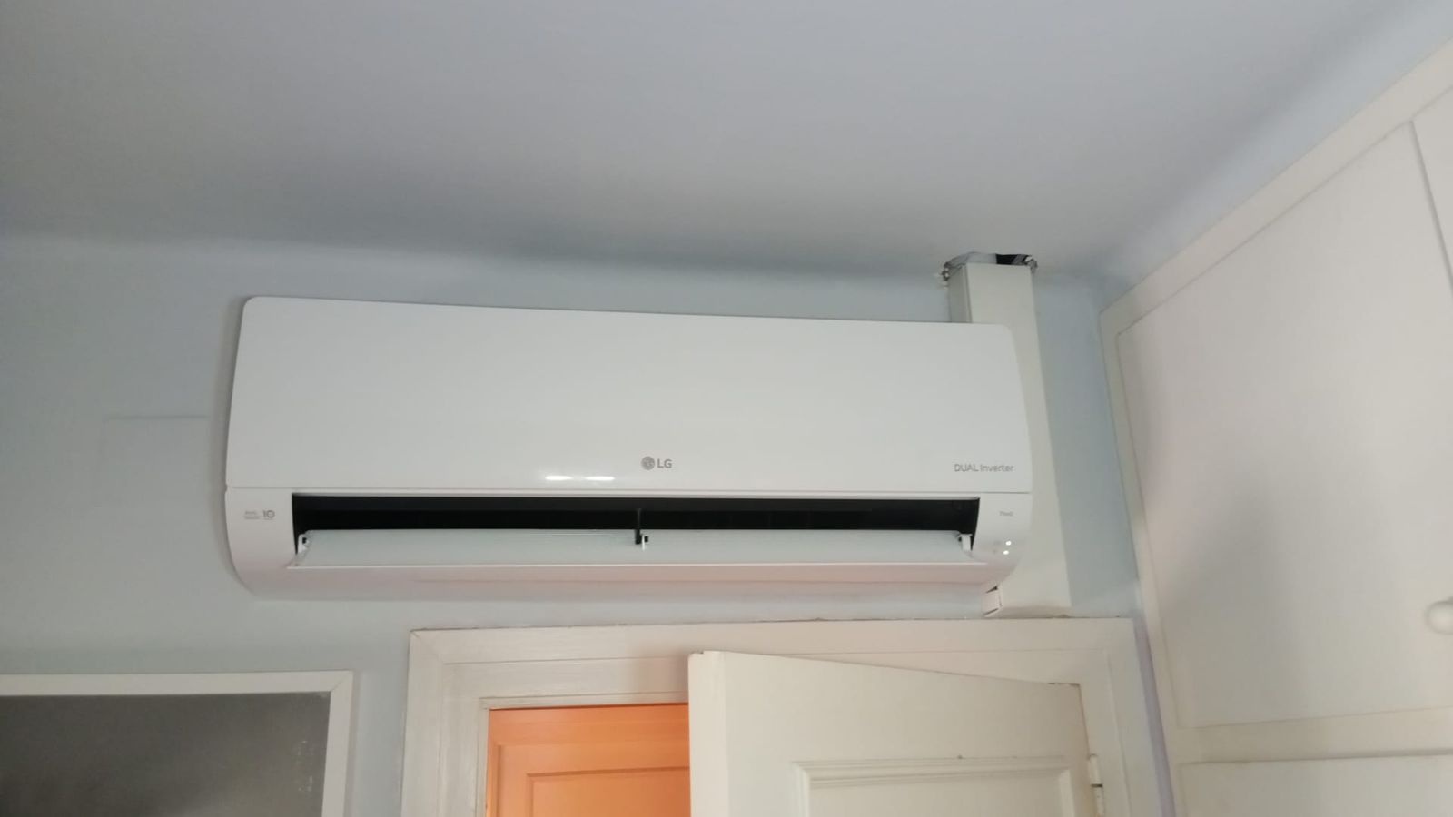 Unidad interior de aire acondicionado recién instalada