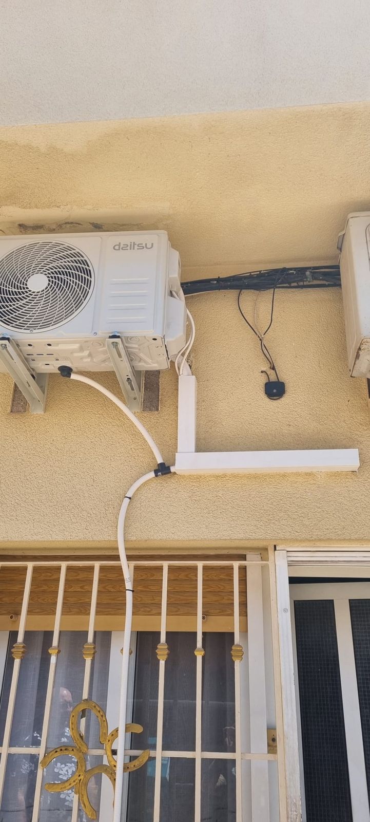 Unidad exterior instalada en fachada con canalización ordenada