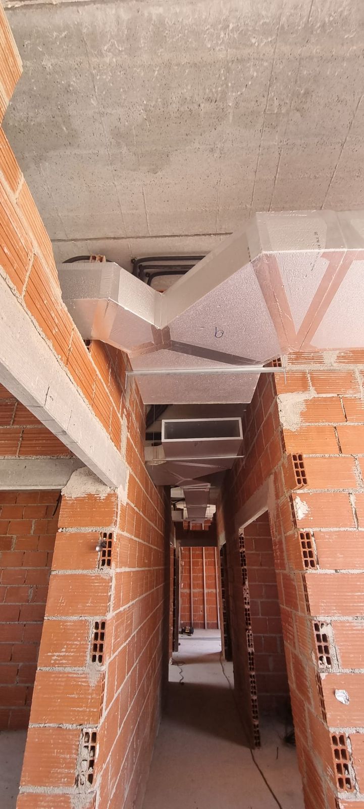 Instalación de climatización en pasillo técnico