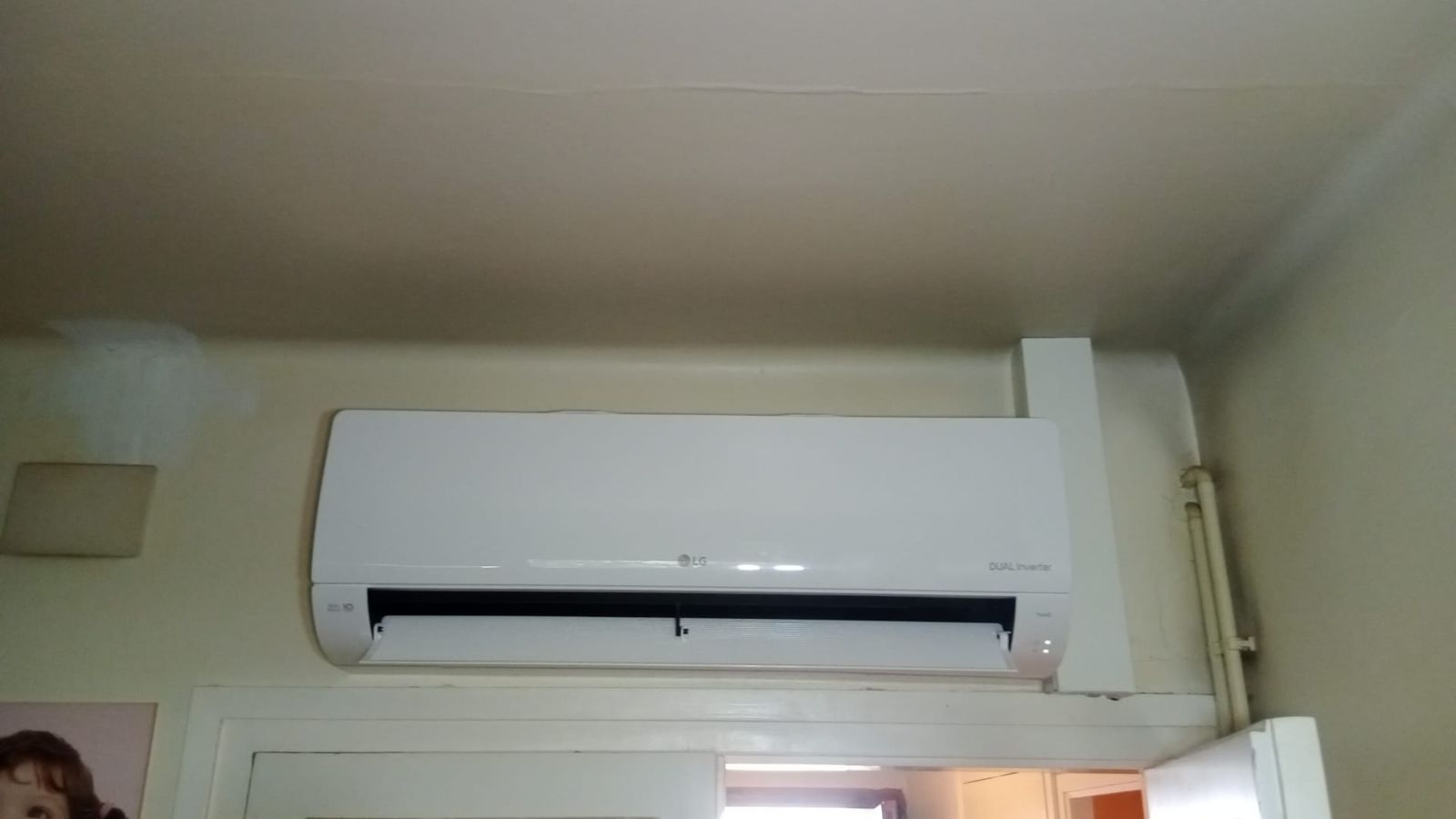 Split de pared instalado en techo bajo de vivienda