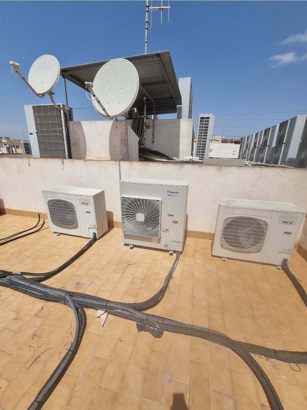 Tres unidades exteriores de multisplit instaladas en terraza