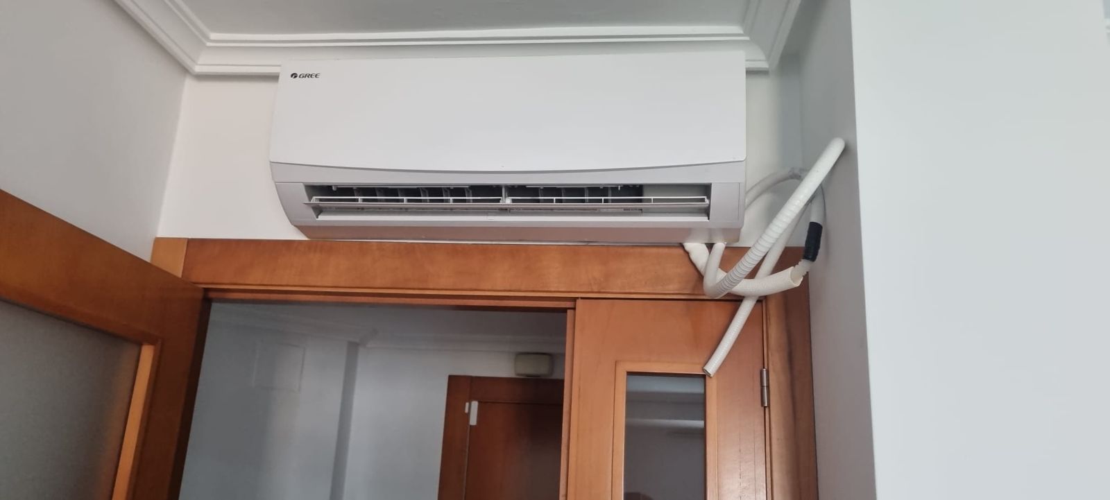 Unidad interior de aire acondicionado instalada sobre puerta
