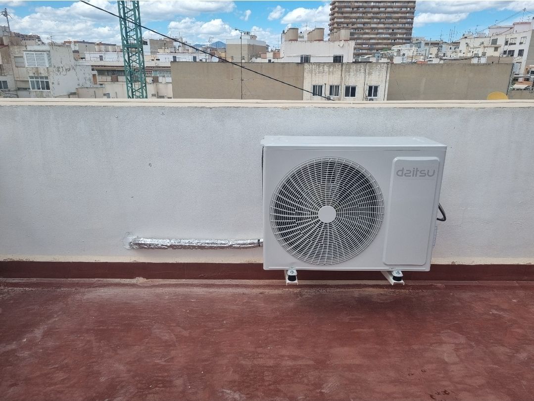 Unidad exterior instalada en terraza