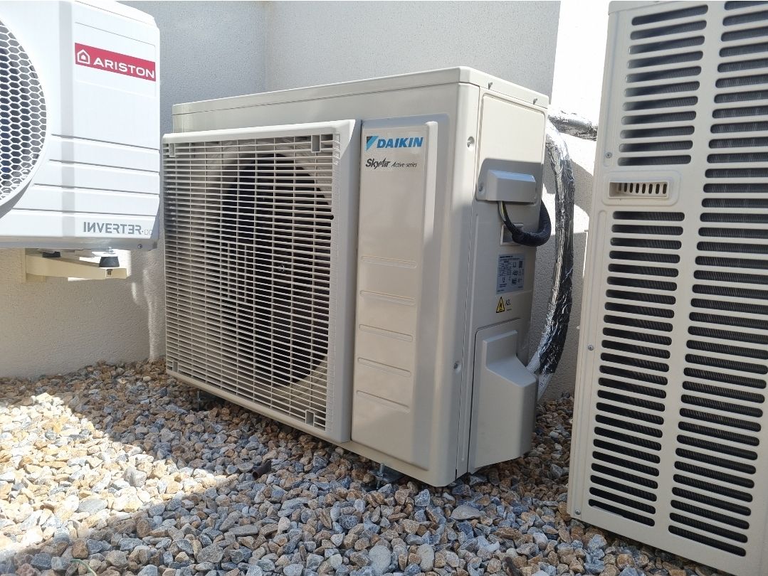 Unidad exterior Daikin instalada sobre cubierta de grava