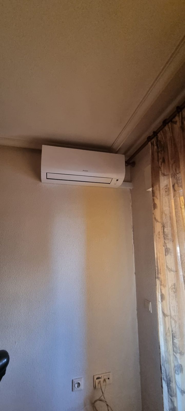 Aire acondicionado split instalado en dormitorio
